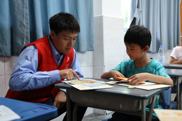 巨龙配资 趣味建筑课堂走进爱心暑托班，孩子们合作搭出“梦想小屋”